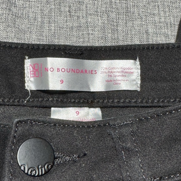 No Boundaries Black Cropped Jeans Size 9 - Picture 4 of 7